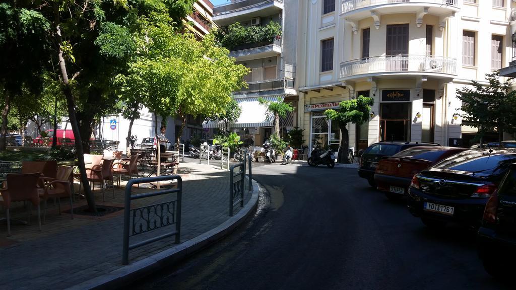 Errathens Pine Red And Taupe - Athens Center Apartment Bagian luar foto