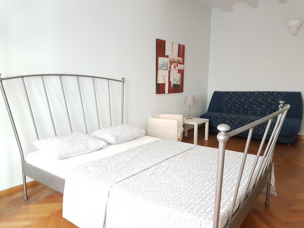 Errathens Pine Red And Taupe - Athens Center Apartment Bagian luar foto