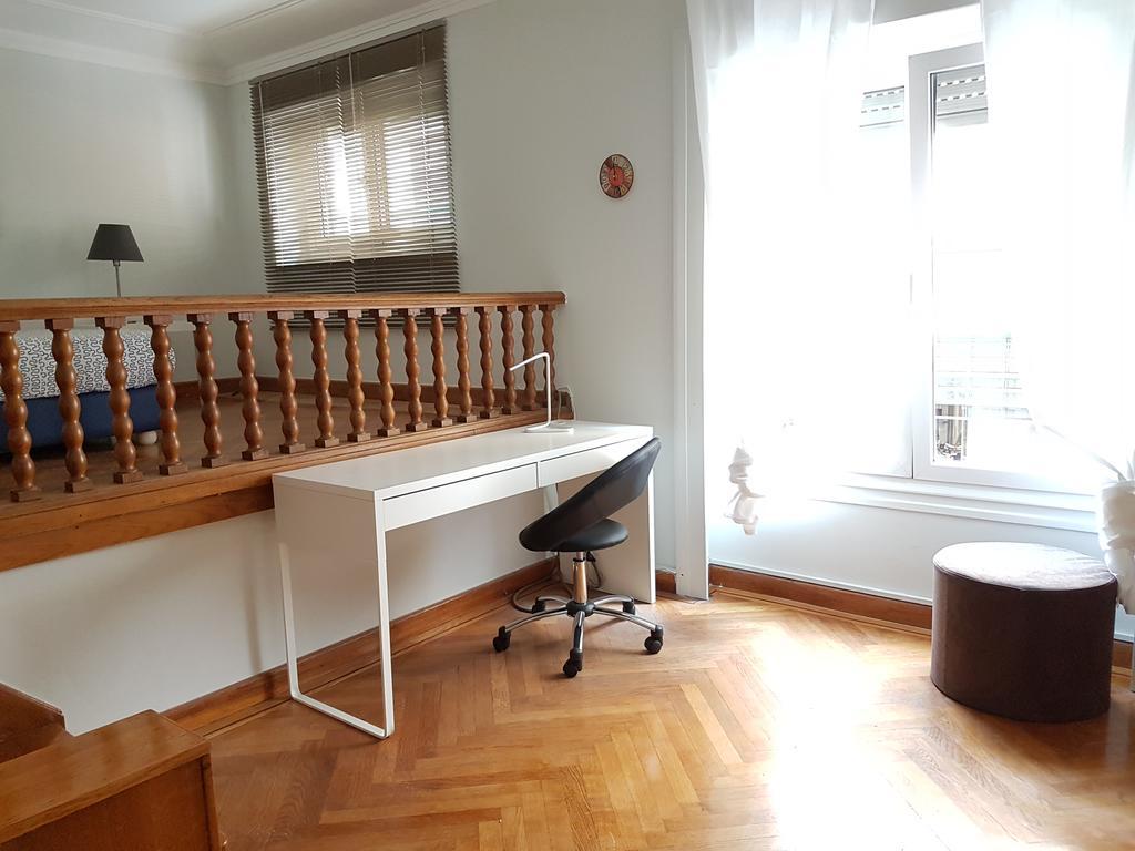 Errathens Pine Red And Taupe - Athens Center Apartment Bagian luar foto