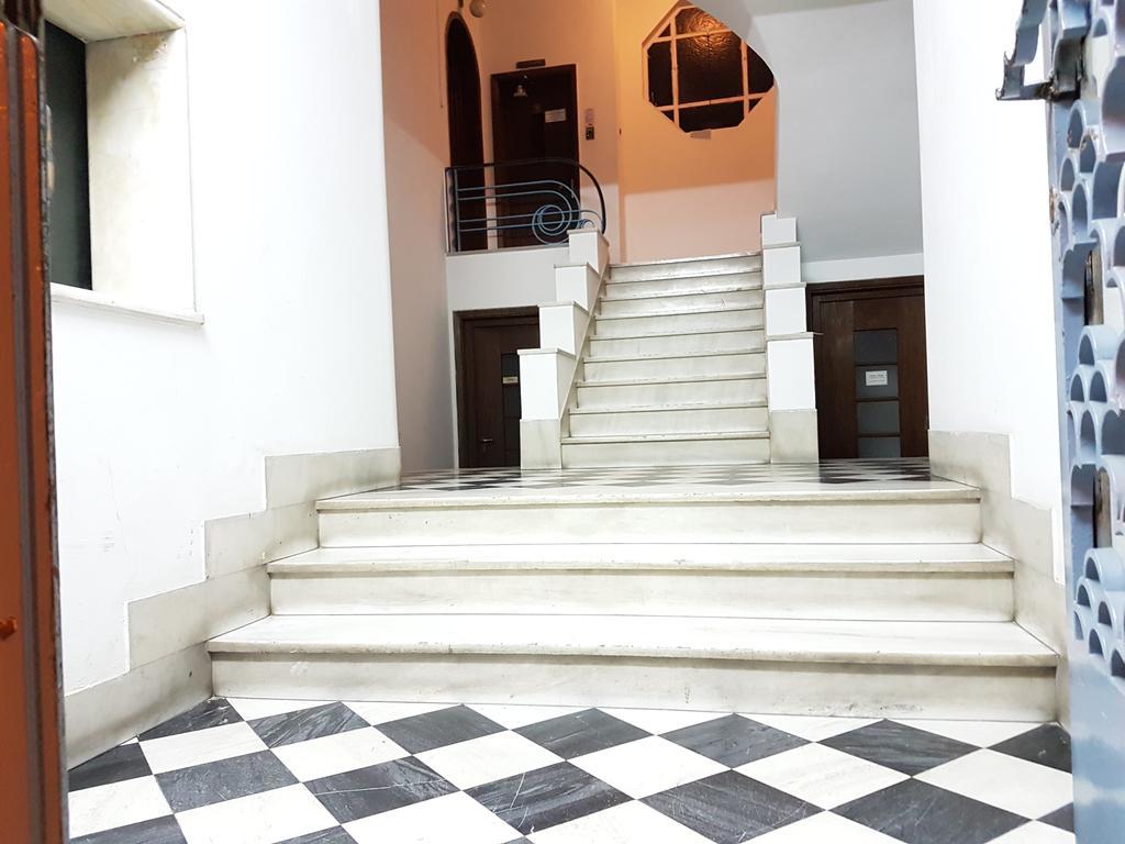 Errathens Pine Red And Taupe - Athens Center Apartment Bagian luar foto