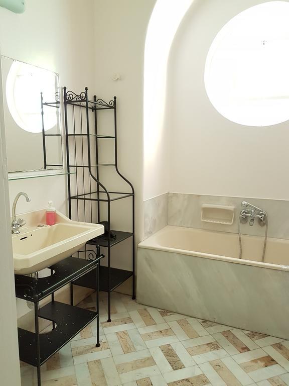 Errathens Pine Red And Taupe - Athens Center Apartment Bagian luar foto