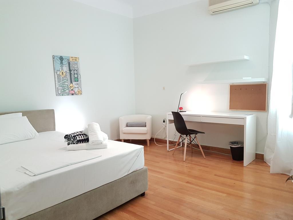 Errathens Pine Red And Taupe - Athens Center Apartment Bagian luar foto