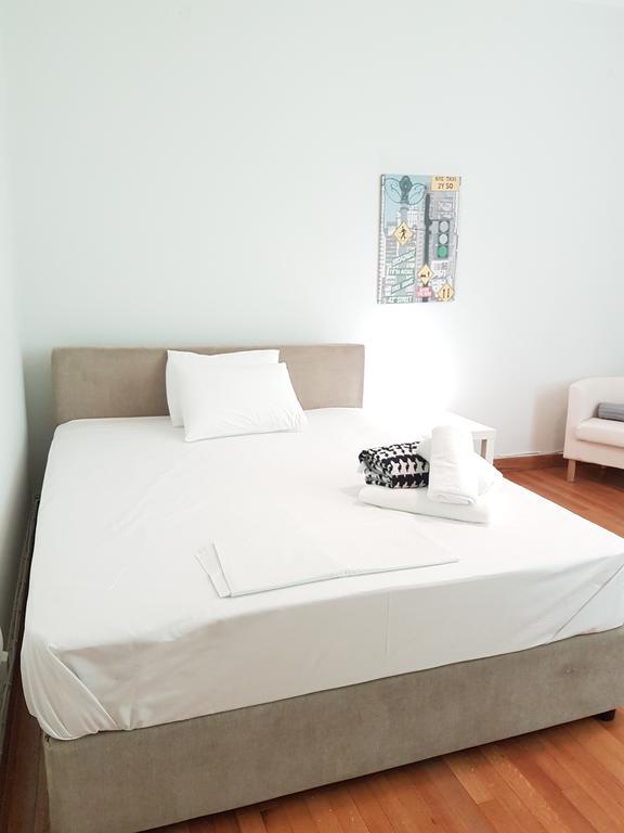 Errathens Pine Red And Taupe - Athens Center Apartment Bagian luar foto