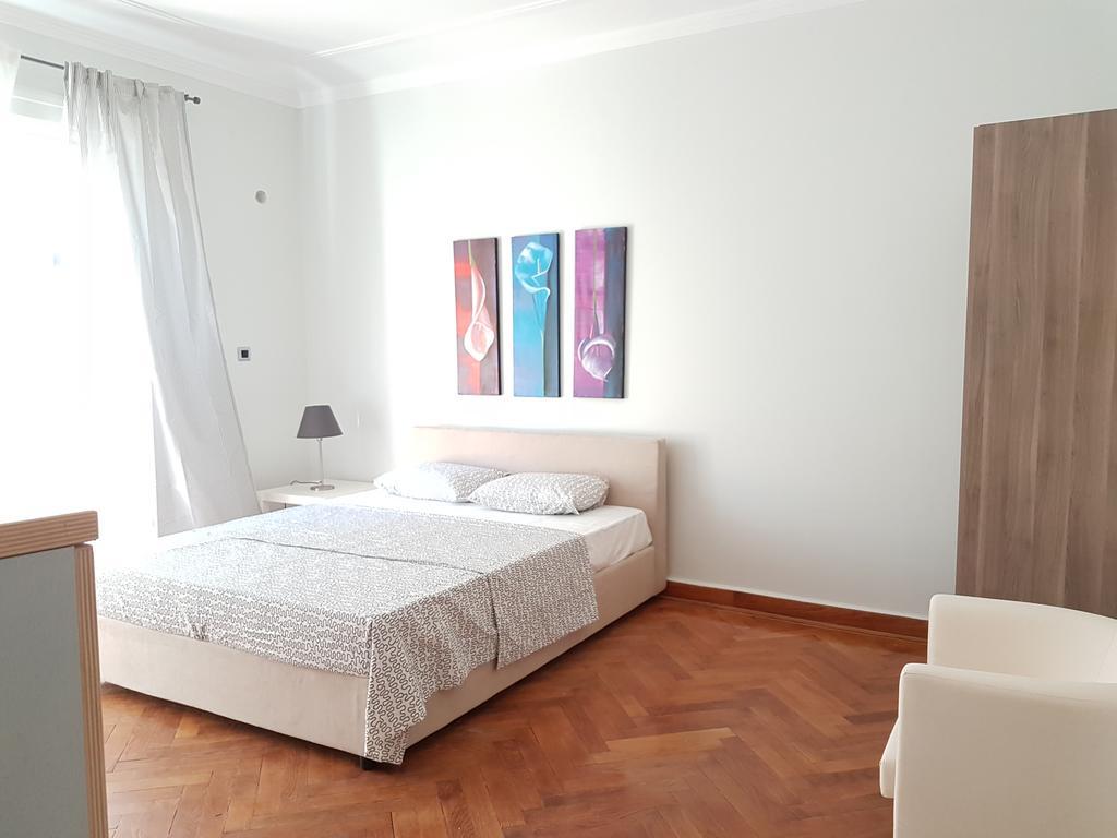 Errathens Pine Red And Taupe - Athens Center Apartment Bagian luar foto
