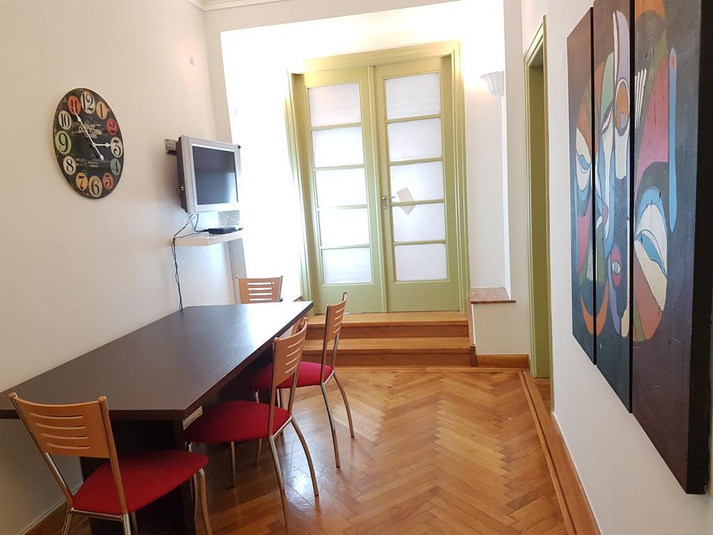 Errathens Pine Red And Taupe - Athens Center Apartment Bagian luar foto