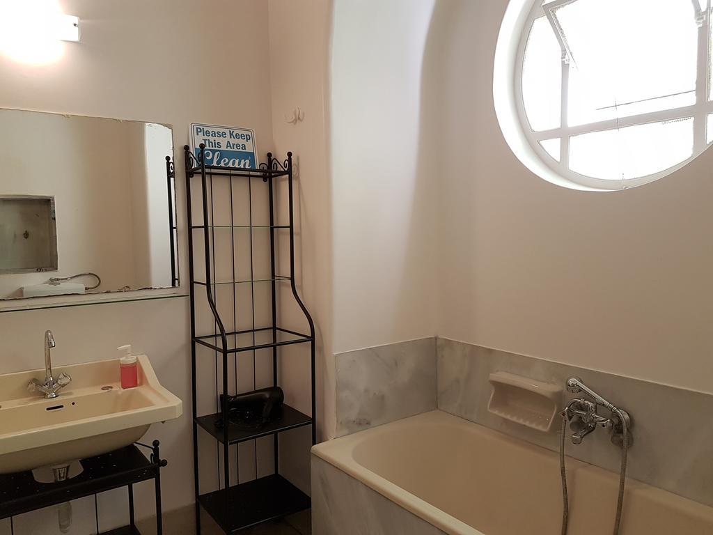 Errathens Pine Red And Taupe - Athens Center Apartment Bagian luar foto