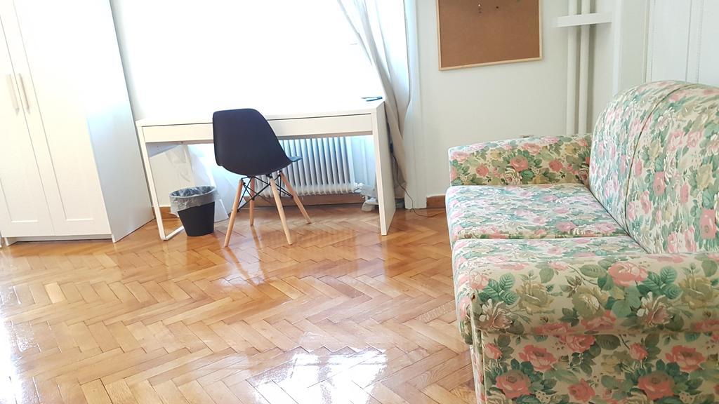 Errathens Pine Red And Taupe - Athens Center Apartment Bagian luar foto