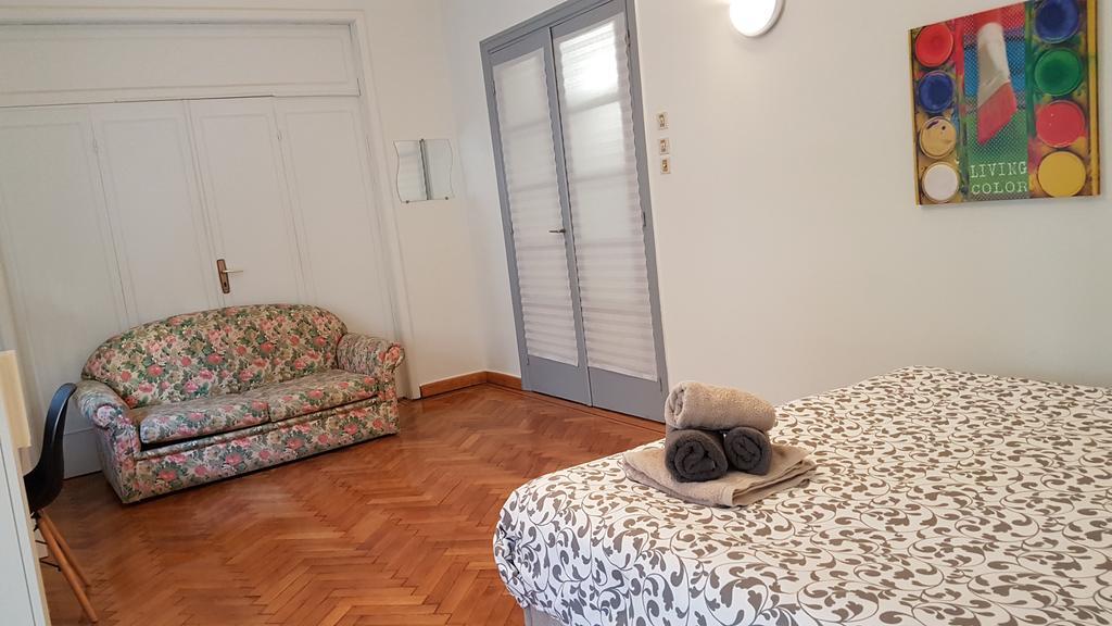 Errathens Pine Red And Taupe - Athens Center Apartment Bagian luar foto