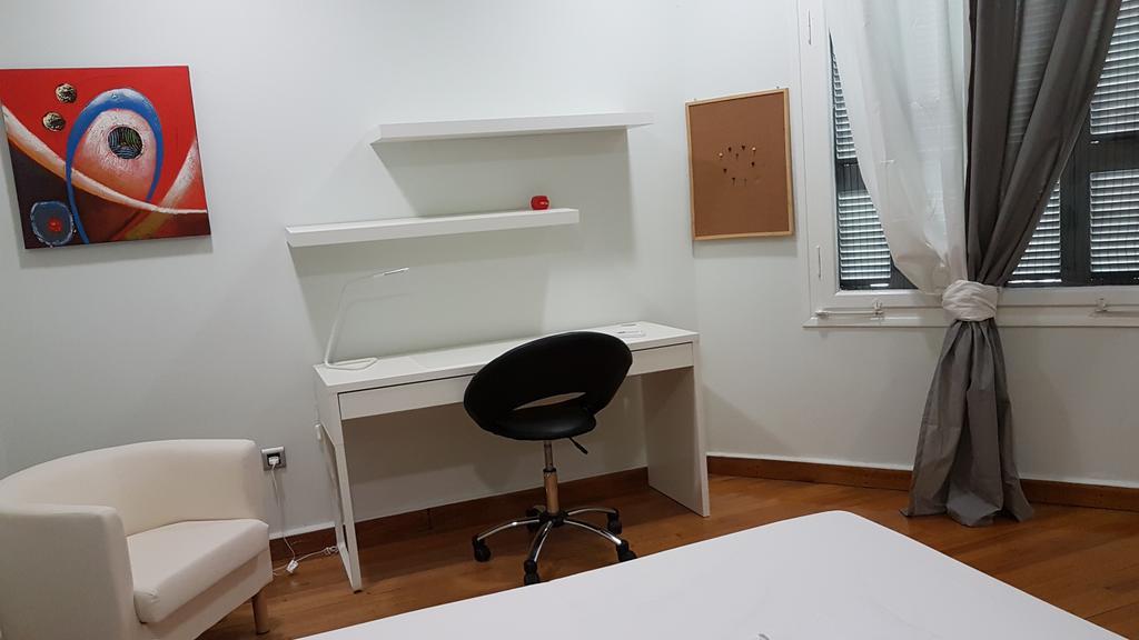 Errathens Pine Red And Taupe - Athens Center Apartment Bagian luar foto