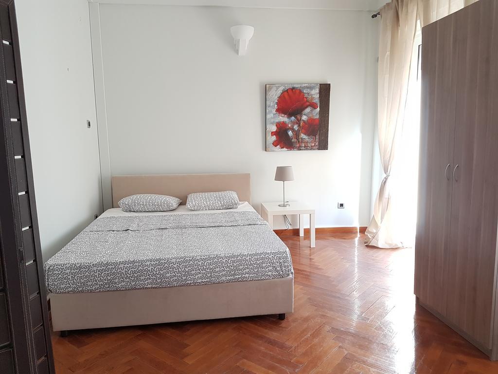 Errathens Pine Red And Taupe - Athens Center Apartment Bagian luar foto