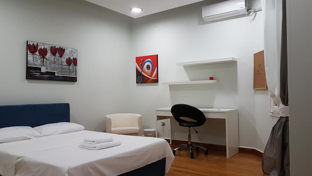 Errathens Pine Red And Taupe - Athens Center Apartment Bagian luar foto
