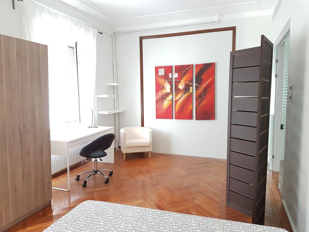 Errathens Pine Red And Taupe - Athens Center Apartment Bagian luar foto