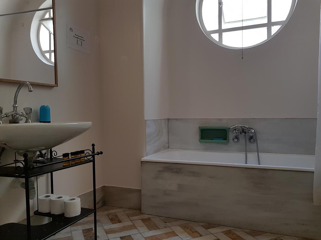 Errathens Pine Red And Taupe - Athens Center Apartment Bagian luar foto