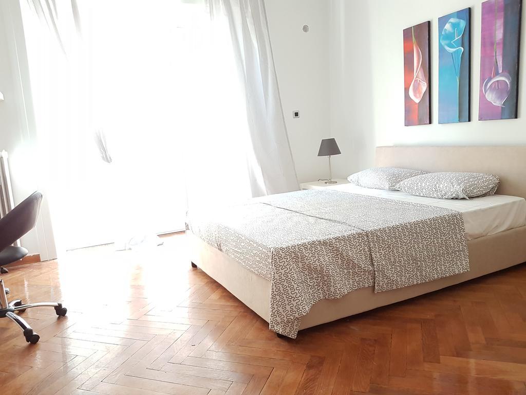 Errathens Pine Red And Taupe - Athens Center Apartment Bagian luar foto