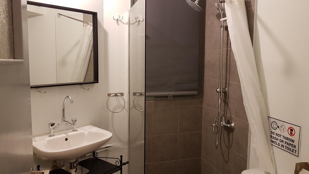 Errathens Pine Red And Taupe - Athens Center Apartment Bagian luar foto